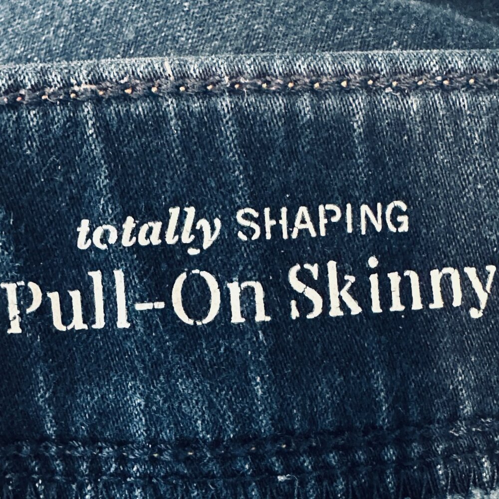 NWOT Signature Levi Strauss Pull On Skinny Jeans Shaping Indigo 36x30 Sz 16 Long - Picture 4 of 9
